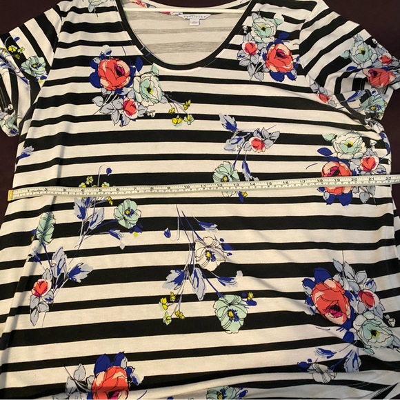 Women’s Plus 2X Boutique Plus from JCP flower short sleeve shirt - Picture 4 of 7